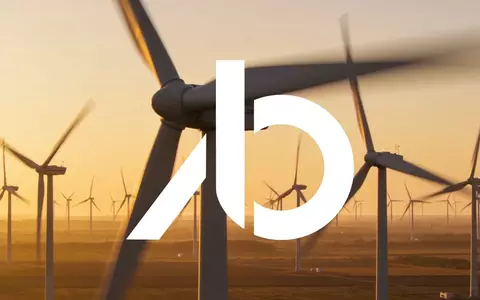 Moderne Windkraftanlagen in einer weiten Landschaft bei Sonnenuntergang als Symbol für erneuerbare Energien. - Foto: über boerse-global.de