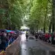 Zahlreiche Menschen warteten am Straßenrand auf den Trauerzug. - Bild: Javad Parsa/NTB POOL/dpa