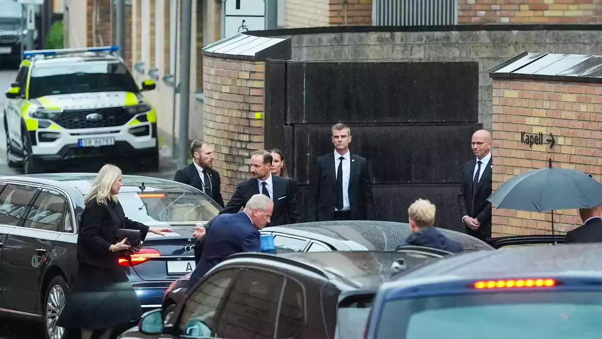 Mette-Marit (links), Haakon (Mitte) und Kronprinzessin Ingrid Alexandra (verdeckt) folgten dem Wagen mit dem Sarg in einem weiteren Fahrzeug. - Bild: Terje Pedersen/NTB/dpa
