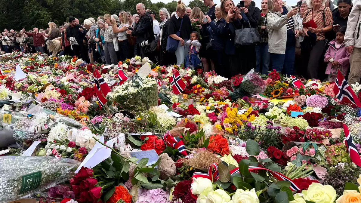 Zahlreiche Menschen versammelten sich vor dem Königlichen Schloss.  - Bild: Julia Wäschenbach/dpa