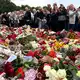 Zahlreiche Menschen versammelten sich vor dem Königlichen Schloss.  - Bild: Julia Wäschenbach/dpa