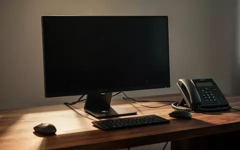 Ein dunkler, ausgeschalteter Computerbildschirm und ein Festnetztelefon auf einem Schreibtisch. - Foto: über boerse-global.de
