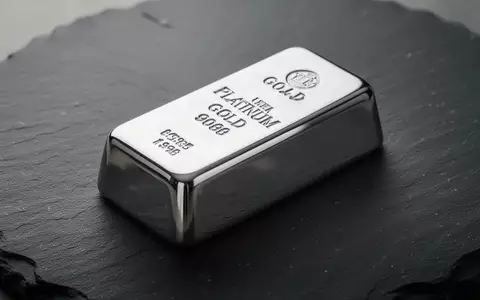 Ein glänzender Platinbarren auf einer dunklen Schieferplatte bei natürlichem Licht. - Foto: über boerse-global.de