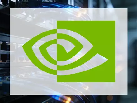 Abstraktes, professionelles Bild eines modernen Rechenzentrums mit leuchtenden Glasfaserkabeln und futuristischer Hardware. - Foto: über boerse-global.de
