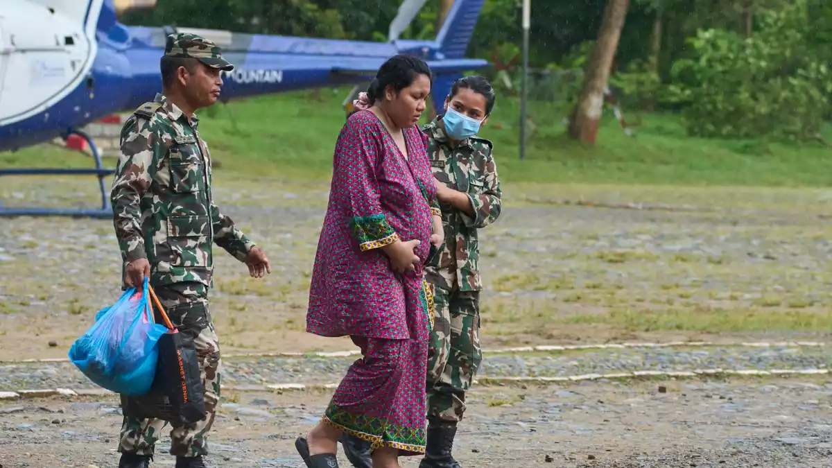Eine schwangere Frau sollte mit dem Hubschrauber nach Kathmandu geflogen werden. - Bild: Niranjan Shrestha/AP/dpa