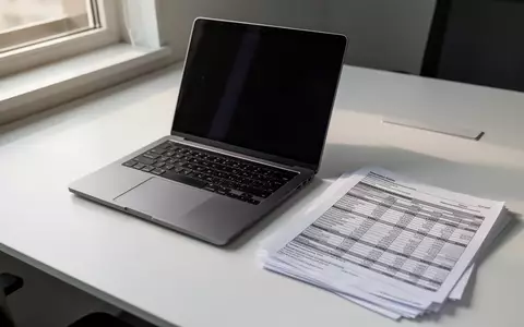 Ein moderner Schreibtisch mit einem Laptop mit dunklem Bildschirm und ausgedruckten Tabellenblättern. - Foto: über boerse-global.de