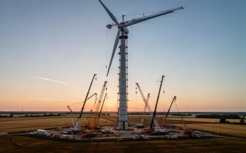 Eine riesige Windkraftanlage in der Lausitz während der Montage bei Sonnenuntergang. - Foto: über boerse-global.de