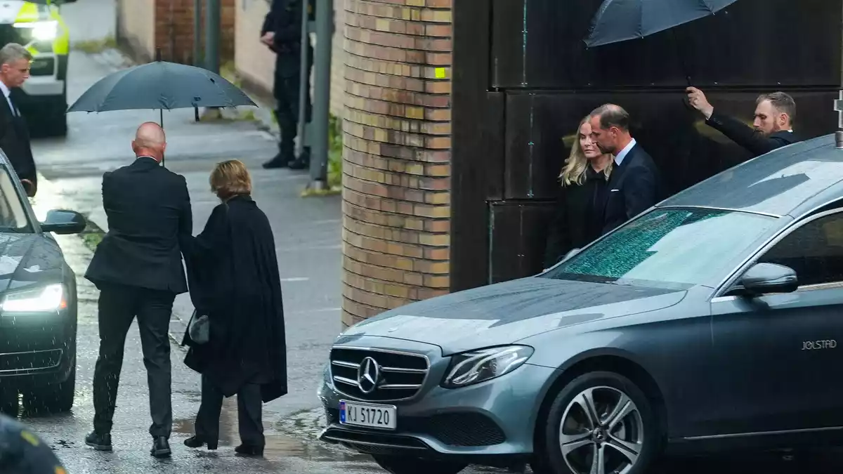Die engste Familie von Harald folgte dem Wagen mit dem Sarg in einem weiteren Fahrzeug. - Bild: Terje Pedersen/NTB/dpa