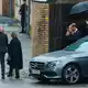 Die engste Familie von Harald folgte dem Wagen mit dem Sarg in einem weiteren Fahrzeug. - Bild: Terje Pedersen/NTB/dpa