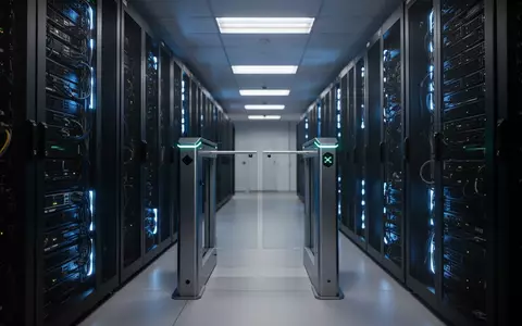Moderne Serverräume in einem Rechenzentrum mit blauer Beleuchtung und Sicherheitsinfrastruktur. - Foto: über boerse-global.de