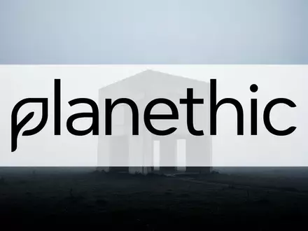 Minimalistische architektonische Struktur in einer nebligen Landschaft als Symbol für wirtschaftliche Restrukturierung. - Foto: über boerse-global.de