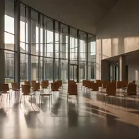 Modernes, leeres Foyer eines Regierungsgebäudes mit einfallendem Sonnenlicht und langen Schatten auf dem Boden. - Foto: über boerse-global.de