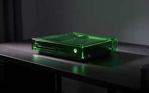 Eine halbtransparente grüne Spielkonsole in einem minimalistischen Raum mit stimmungsvoller Beleuchtung. - Foto: über boerse-global.de