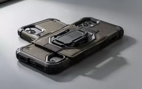 Ein robustes, schwarzes Smartphone-Schutzgehäuse mit integriertem Verriegelungsmechanismus auf einer neutralen Oberfläche. - Foto: über boerse-global.de