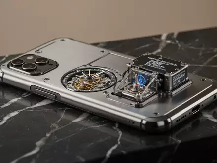 Luxuriöses Smartphone mit eingebautem Geigerzähler und analogem Uhrwerk in einem Gehäuse aus gebürstetem Titan. - Foto: über boerse-global.de