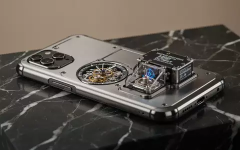 Luxuriöses Smartphone mit eingebautem Geigerzähler und analogem Uhrwerk in einem Gehäuse aus gebürstetem Titan. - Foto: über boerse-global.de