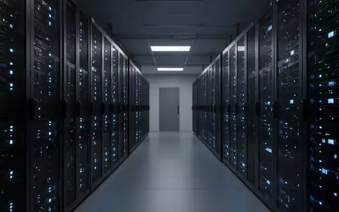 Moderne Serverräume in einem Rechenzentrum mit blauen LED-Anzeigen, die die technologische Infrastruktur für KI symbolisieren. - Foto: über boerse-global.de