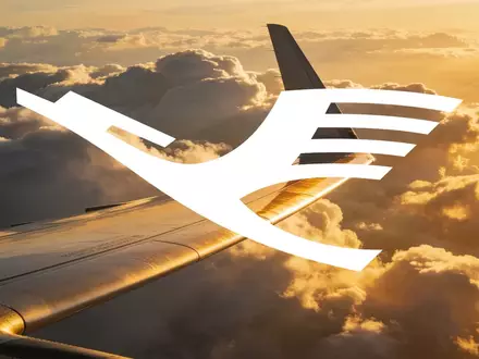 Flugzeugtragfläche über einer Wolkendecke bei Sonnenuntergang als Symbol für die Luftfahrtbranche. - Foto: über boerse-global.de