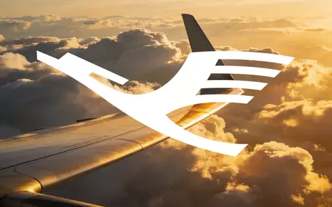 Flugzeugtragfläche über einer Wolkendecke bei Sonnenuntergang als Symbol für die Luftfahrtbranche. - Foto: über boerse-global.de