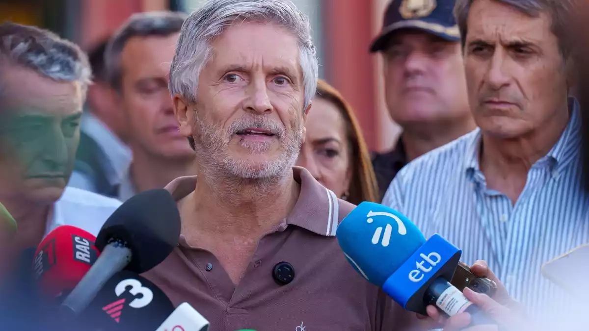 Spaniens Innenminister Fernando Grande-Marlaska (Mitte) hat Frontex um Hilfe bei der Registrierung Tausender Migranten in Spaniens Nordafrika-Exklave Ceuta gebeten. (Archivbild) - Bild: Francisco J. Olmo/EUROPA PRESS/dpa