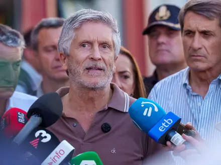 Spaniens Innenminister Fernando Grande-Marlaska (Mitte) hat Frontex um Hilfe bei der Registrierung Tausender Migranten in Spaniens Nordafrika-Exklave Ceuta gebeten. (Archivbild) - Foto: Francisco J. Olmo/EUROPA PRESS/dpa