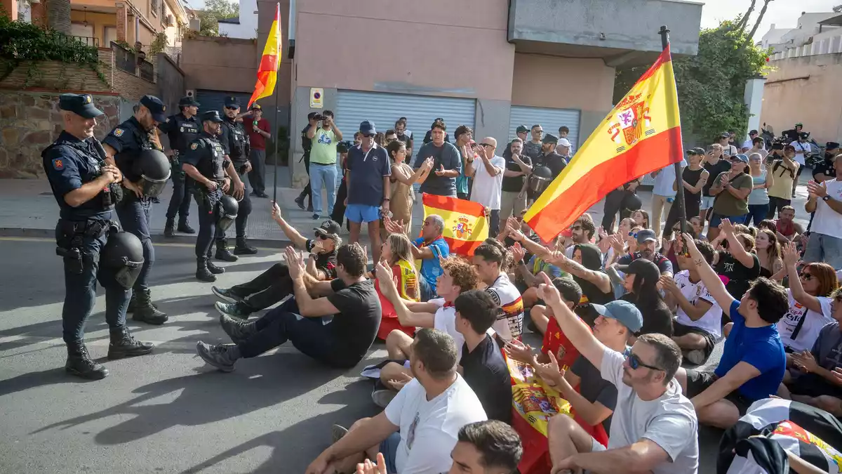 Die Lage in Spaniens Nordafrika-Exklave Ceuta ist zunehmend angespannt. Einheimische fordern die gewaltsame Rückführung von Migranten nach Marokko.  - Bild: Marcos Moreno/EUROPA PRESS/dpa