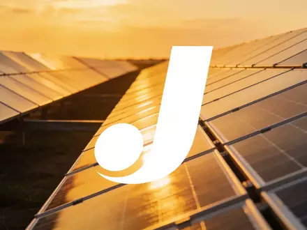 Moderne Solarpaneele in einer weitläufigen Anlage bei Sonnenuntergang als Symbol für erneuerbare Energien. - Foto: über boerse-global.de