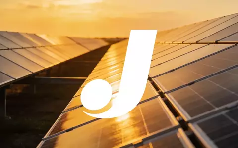 Moderne Solarpaneele in einer weitläufigen Anlage bei Sonnenuntergang als Symbol für erneuerbare Energien. - Foto: über boerse-global.de