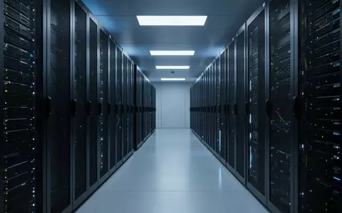 Modernes Rechenzentrum mit leeren Server-Racks in kühler Beleuchtung. - Foto: über boerse-global.de