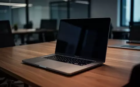 Ein moderner Laptop mit ausgeschaltetem Bildschirm auf einem Schreibtisch in einem professionellen Büroambiente. - Foto: über boerse-global.de