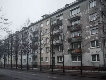 Fassade eines schlichten Wohngebäudes an einem grauen Wintertag in einer deutschen Stadt. - Foto: über boerse-global.de