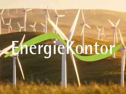 Moderne Windkraftanlagen in einer weitläufigen Landschaft bei Sonnenuntergang als Symbol für erneuerbare Energien. - Foto: über boerse-global.de
