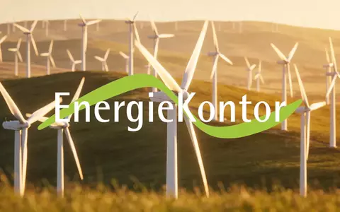 Moderne Windkraftanlagen in einer weitläufigen Landschaft bei Sonnenuntergang als Symbol für erneuerbare Energien. - Foto: über boerse-global.de