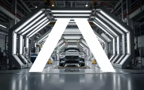 Moderne, technologisch fortschrittliche Fertigungshalle in einer Automobilfabrik mit atmosphärischer Beleuchtung. - Foto: über boerse-global.de