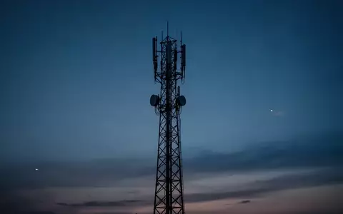 Ein Mobilfunkmast bei Dämmerung als Symbol für die Netzwerkinfrastruktur. - Foto: über boerse-global.de