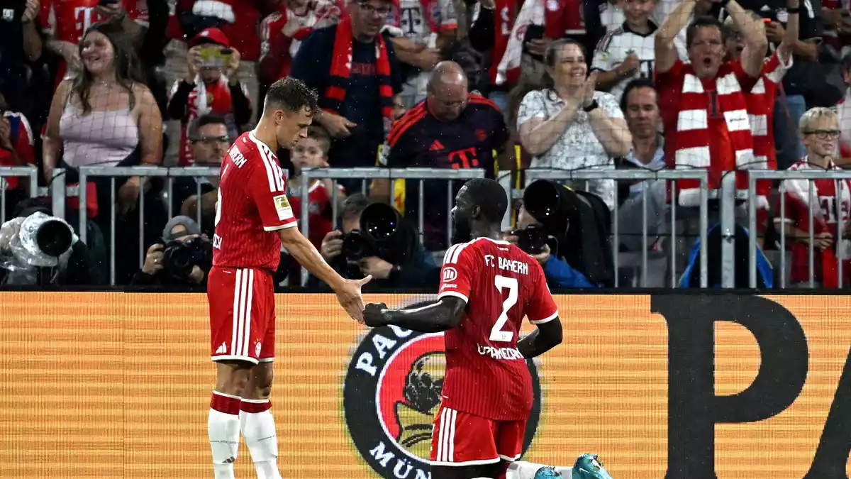 Dayot Upamecano (r) erzielte das erste Tor der neuen Saison. - Bild: Sven Hoppe/dpa