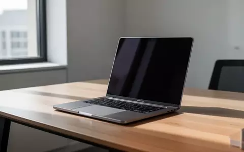 Ein moderner, minimalistischer Arbeitsplatz mit einem Laptop auf einem Schreibtisch bei natürlichem Lichteinfall. - Foto: über boerse-global.de