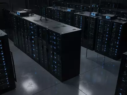 Dunkler Serverraum mit schwarzen Server-Racks und dezenten blauen Status-LEDs in einer modernen Industrieumgebung. - Foto: über boerse-global.de