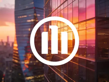 Moderne Glasfassade eines Hochhauses im Licht des Sonnenuntergangs als Symbol für finanzielle Stabilität. - Foto: über boerse-global.de