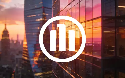 Moderne Glasfassade eines Hochhauses im Licht des Sonnenuntergangs als Symbol für finanzielle Stabilität. - Foto: über boerse-global.de