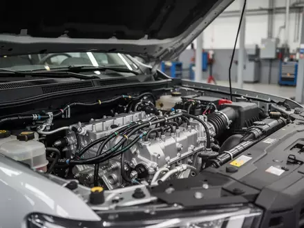 Offener Motorraum eines modernen Diesel-Nutzfahrzeugs in einer professionellen Werkstatt. - Foto: über boerse-global.de