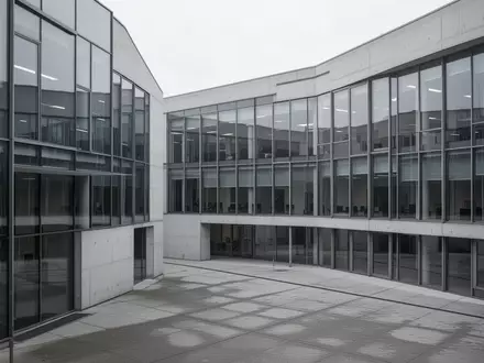 Ein modernes Verwaltungsgebäude in Deutschland bei bewölktem Himmel, das die politische Atmosphäre der Rentendebatte symbolisiert. - Foto: über boerse-global.de