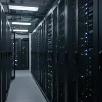 Dunkler Serverraum einer Behörde mit beleuchteten Serverracks in einer modernen IT-Infrastruktur. - Foto: über boerse-global.de