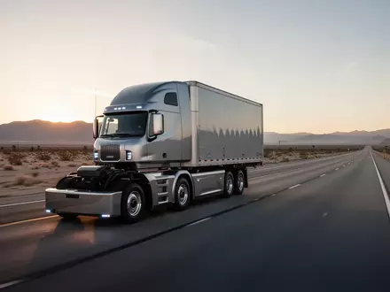 Ein autonomer Schwerlast-LKW fährt auf einer sonnendurchfluteten kalifornischen Autobahn in einer weiten Wüstenlandschaft. - Foto: über boerse-global.de