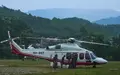 Soldaten der nepalesischen Armee betanken einen Hubschrauber, bevor dieser zu einem Rettungseinsatz nach den Sturzfluten abhebt. - Foto: Niranjan Shrestha/AP/dpa