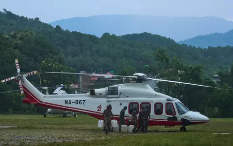 Soldaten der nepalesischen Armee betanken einen Hubschrauber, bevor dieser zu einem Rettungseinsatz nach den Sturzfluten abhebt. - Foto: Niranjan Shrestha/AP/dpa