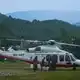Soldaten der nepalesischen Armee betanken einen Hubschrauber, bevor dieser zu einem Rettungseinsatz nach den Sturzfluten abhebt. - Bild: Niranjan Shrestha/AP/dpa
