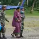 Soldaten der nepalesischen Armee helfen einer schwangeren Frau, einen Hubschrauber zu erreichen.  - Bild: Niranjan Shrestha/AP/dpa