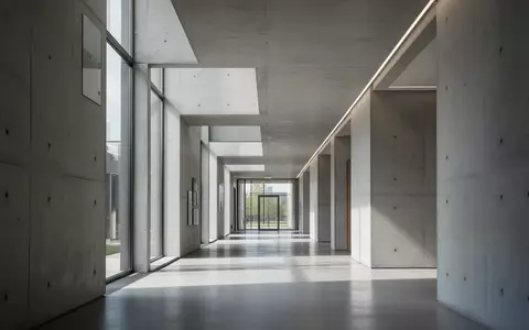 Ein moderner, leerer Flur in einem Regierungsgebäude mit minimalistischer Architektur und einfallendem Tageslicht. - Foto: über boerse-global.de