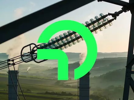 Moderne industrielle Infrastruktur für grüne Energie in einer weiten Landschaft bei Sonnenaufgang. - Foto: über boerse-global.de